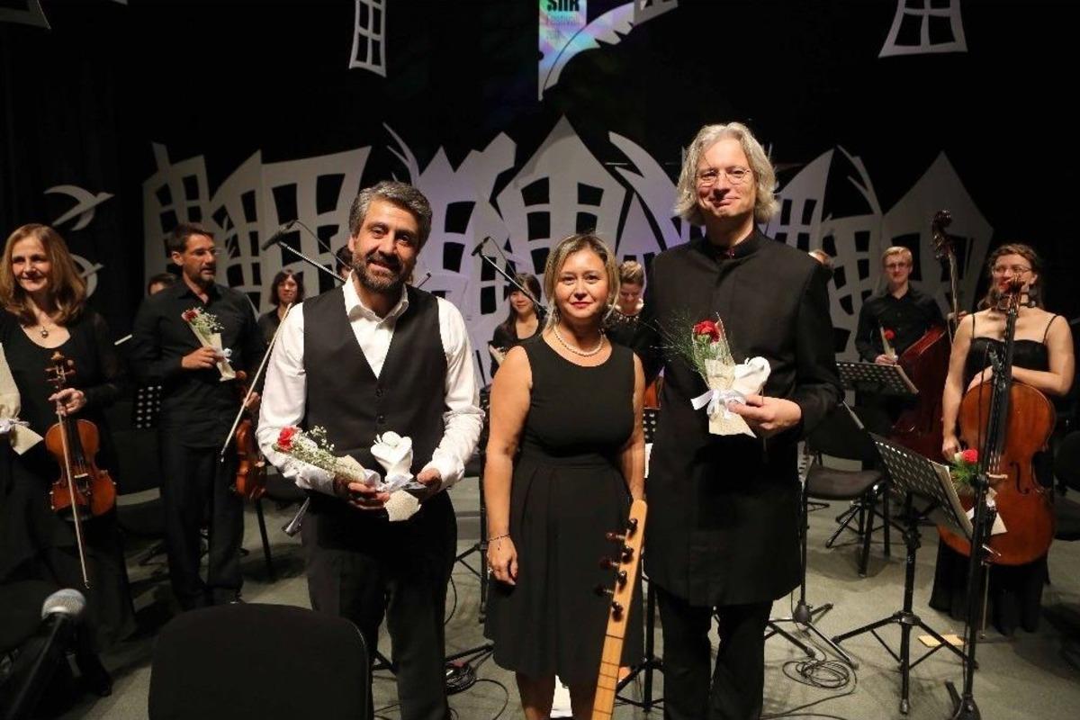 Nil&uuml;fer Şiir Festivali&rsquo;ne Bestelenmiş Şiirlerle Veda