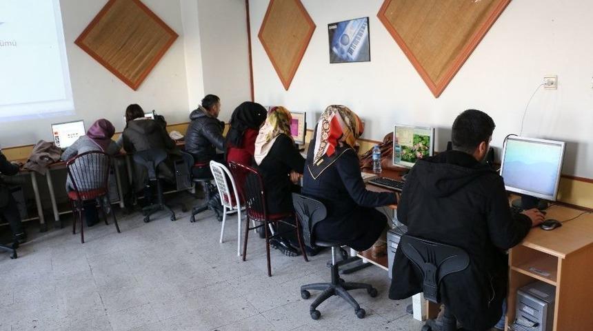 Halk Eğitim Merkezinde Yediden Yetmişe Herkese Eğitim Veriliyor