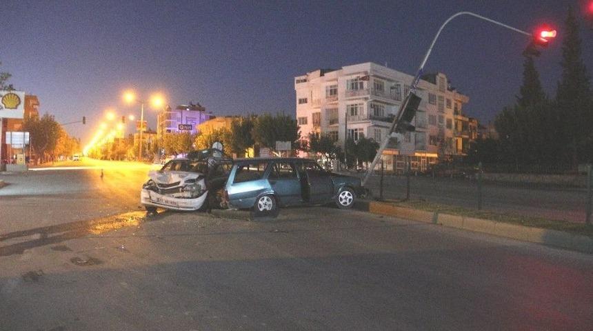 Kazaya Davetiye &Ccedil;ıkaran Kavşakta Kaza: 2 Yaralı