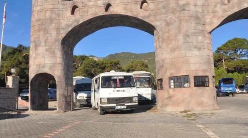 Soma'da Tarım Iş&ccedil;isi Taşıyan Servis Şof&ouml;rlerinden 'j Plaka' Tepkisi