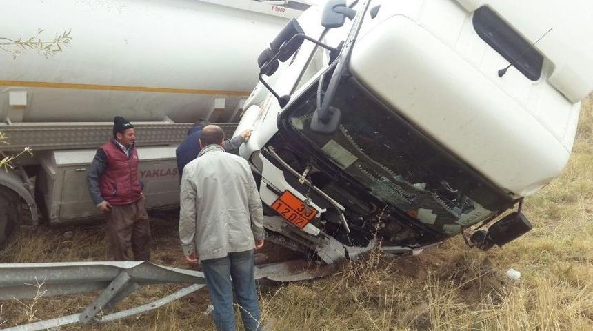 Akaryakıt Tankeri Şarampole Uçtu: 1 Yaralı