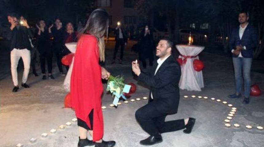 Doğum G&uuml;n&uuml;nde S&uuml;rpriz Evlilik Teklifi Aldı