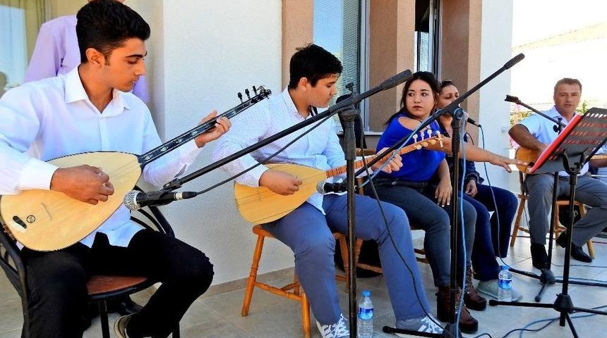 Çeşme’de 1 Ton Aşure Dağıtıldı