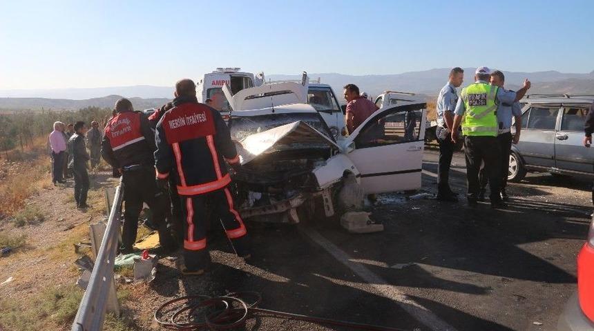 Mersin&rsquo;de Trafik Kazası: 1&rsquo;i &Ccedil;ocuk, 10 Yaralı