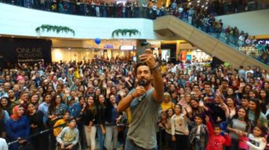 Bahadır Tatlı&ouml;z Hayranlarını Coşturdu