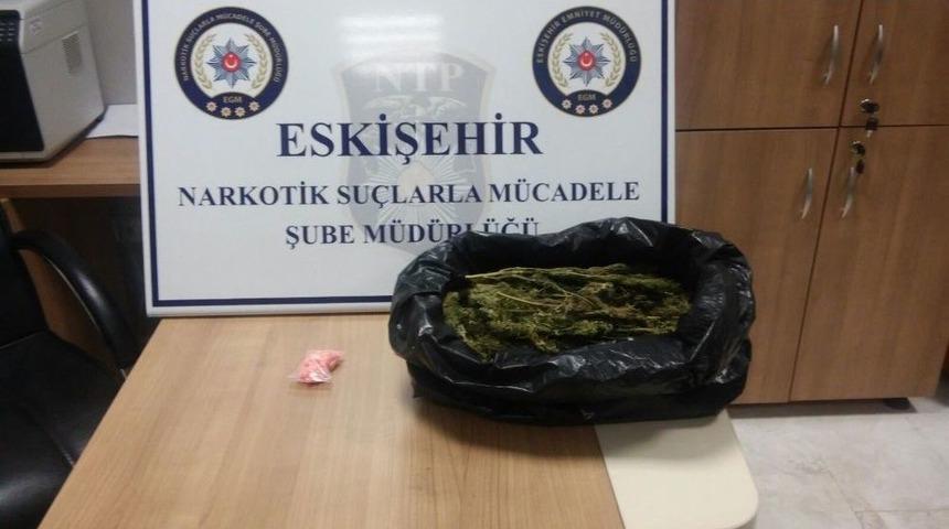 Paspasın Altından 100 Uyuşturucu Hap İle 550 Gram Esrar Bulundu