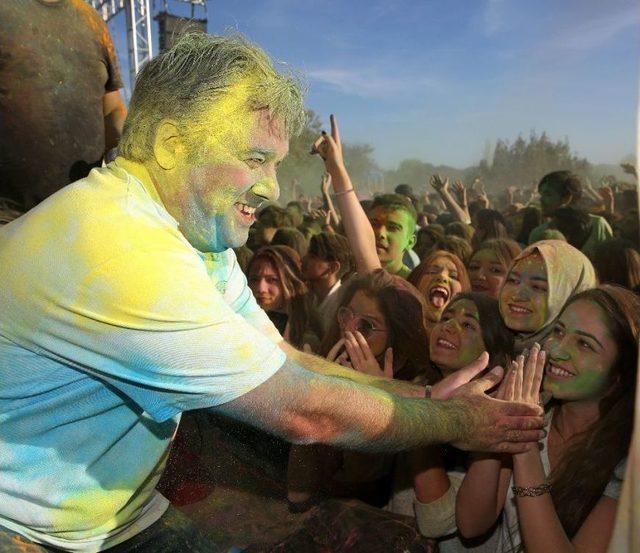 Renklerin Festivali’nde Eğlencenin Tadını Çıkardılar