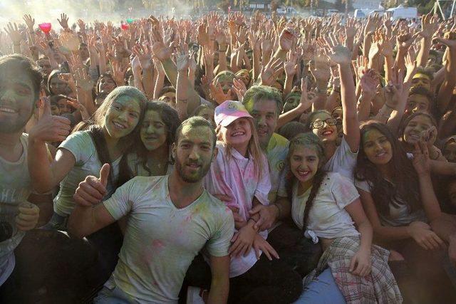 Renklerin Festivali’nde Eğlencenin Tadını Çıkardılar