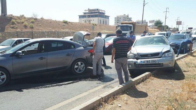 Çarpışan Otomobillerden Biri Refüje Çıktı