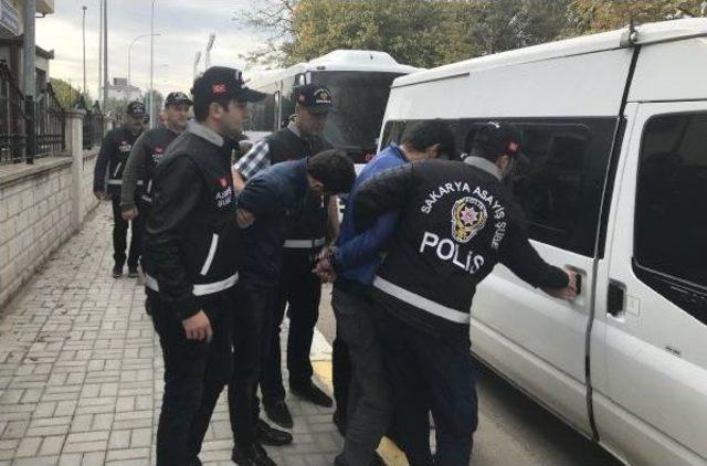 İstanbul Ve Sakarya'da Çaldıkları 22 Otomobille Yakalandılar