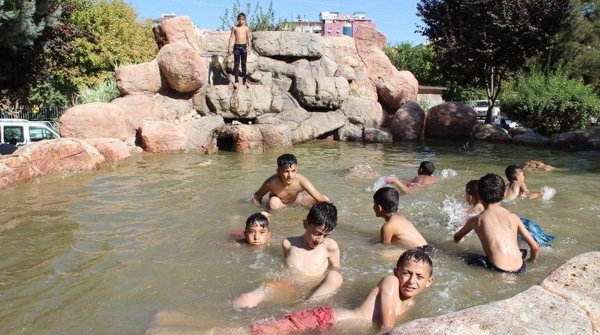 &Ccedil;ocuklar S&uuml;s Havuzunda Serinliyor