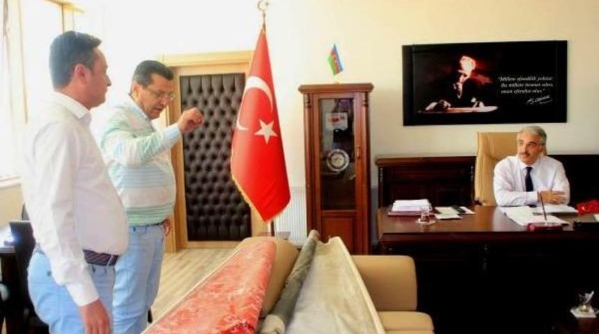 Chp'li Vekil, Milli Eğitim M&uuml;d&uuml;r&uuml;'n&uuml;n Makamını Bastı