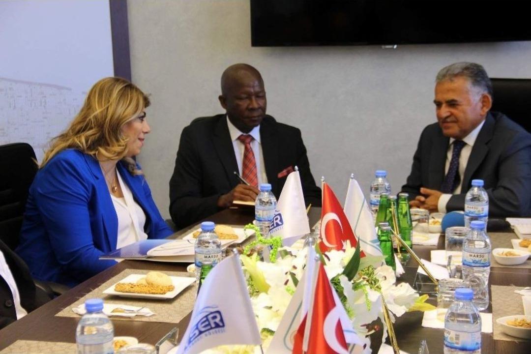 G&uuml;ney Afrika Cumhuriyeti B&uuml;y&uuml;kel&ccedil;isi Malefane Serbest B&ouml;lgeyi Ziyaret Etti