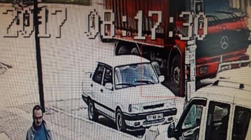 Kendisini Kamyonun Altına Atan Suriyeli &Ouml;ld&uuml;