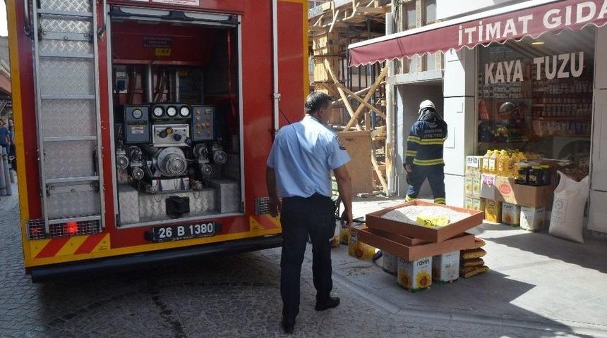 Balkonda &Ccedil;ıkan Yangın Paniğe Neden Oldu