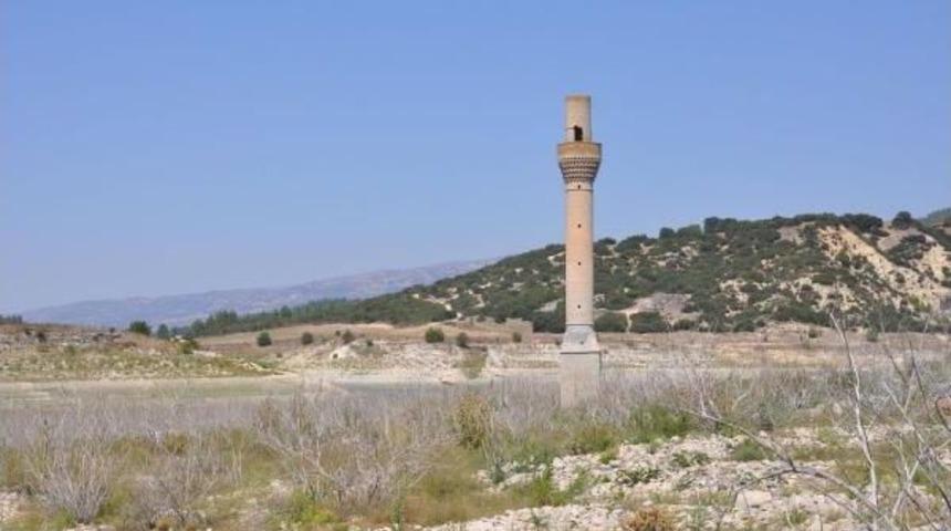 Barajın Suyu &Ccedil;ekilince Ortaya &Ccedil;ıkan Mezarları Ziyaret Ettiler