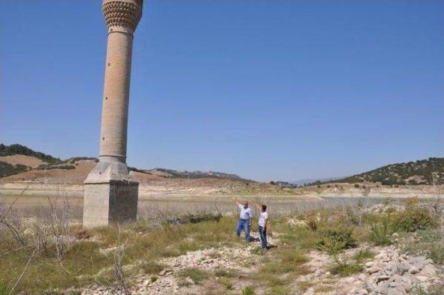 Barajın Suyu Çekilince Ortaya Çıkan Mezarları Ziyaret Ettiler