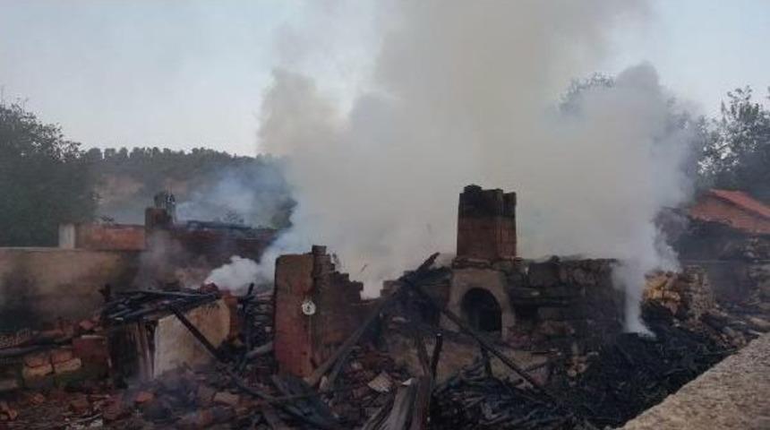 Yangında 4 Ahır Yandı, 8 Hayvan Telef Oldu