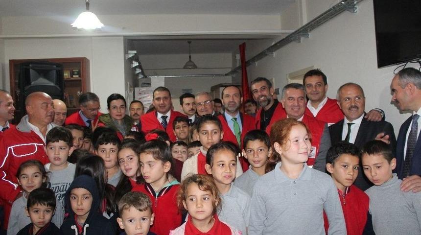 &Uuml;nl&uuml; Modacıdan Kızılay&rsquo;ın Yardım Kampanyasına Destek