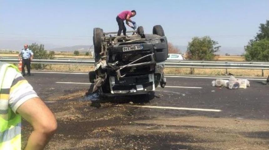 Minib&uuml;s Devrildi, S&uuml;r&uuml;c&uuml; Ağır Yaralandı