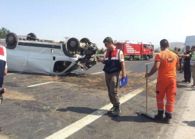 Minibüs Devrildi, Sürücü Ağır Yaralandı