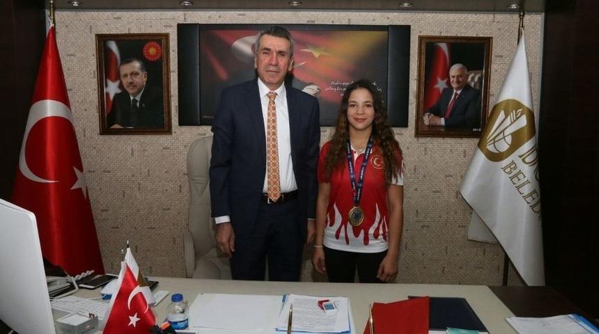 Sezgin, D&uuml;nya Şampiyonunu Altın İle &Ouml;d&uuml;llendirdi