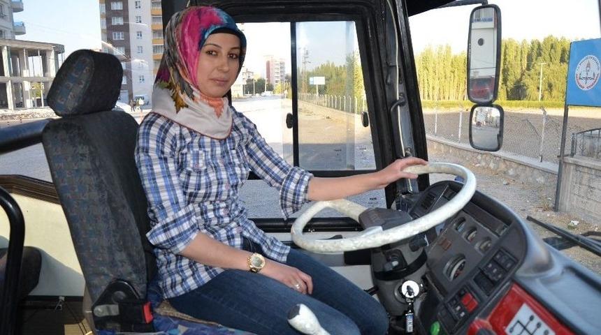 &lsquo;kadından Şof&ouml;r Olmaz&rsquo; Algısını Yıkmak İ&ccedil;in E Sınıfı Ehliyeti Aldı