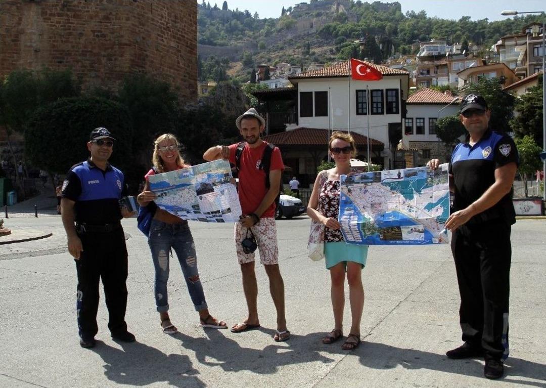Denizden Gelen L&uuml;bnanlıları Polis Haritayla Karşıladı