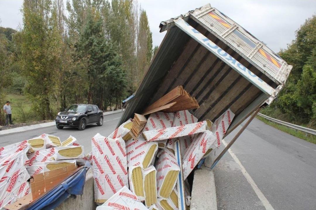 Sarıyer &ldquo;&ouml;l&uuml;m Virajı&rdquo;nda Kamyonet Devrildi: 1 Yaralı