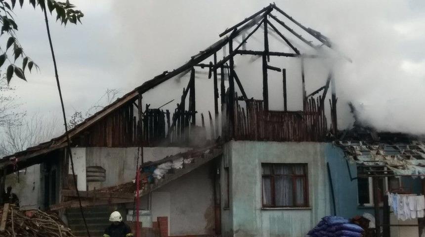 Yangında Evin &Uuml;st Katı Kullanılmaz Hale Geldi