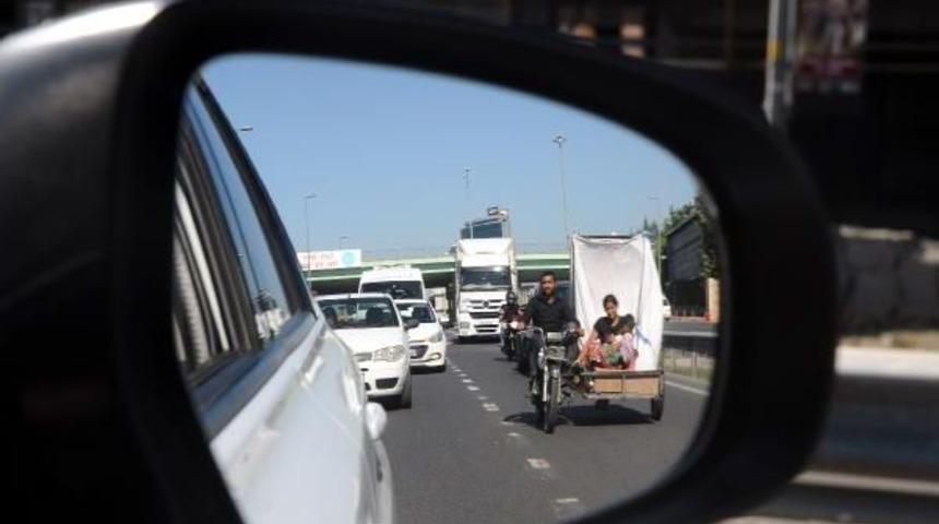 Merter E-5 Karayolu'nda Sepetli Motosikletle Tehlikeli Yolculuk