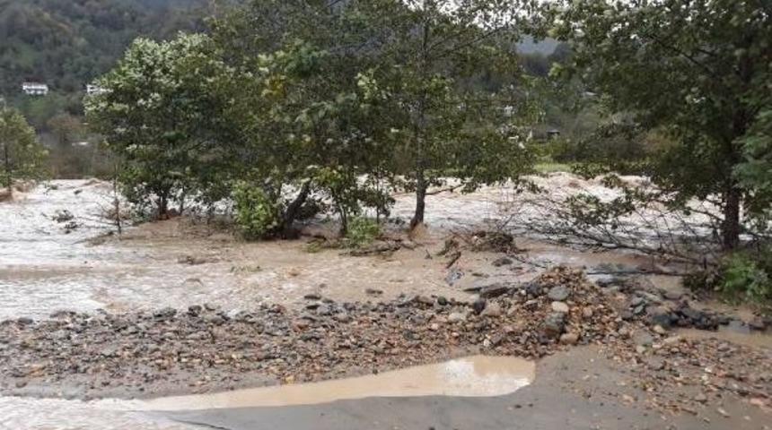 Arhavi'de Şiddetli Yağmur Sele Yol A&ccedil;tı