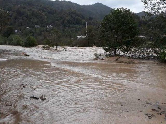 Arhavi de Şiddetli Yağmur Sele Yol A&ccedil;tı 1