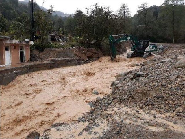 Arhavi de Şiddetli Yağmur Sele Yol A&ccedil;tı 2