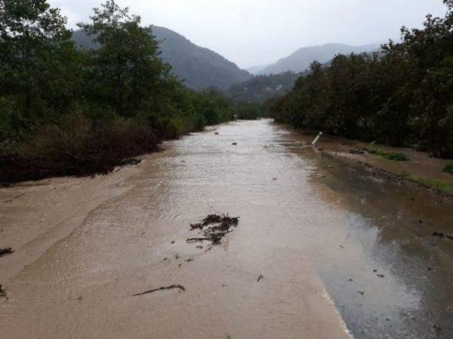 Arhavi de Şiddetli Yağmur Sele Yol A&ccedil;tı 3
