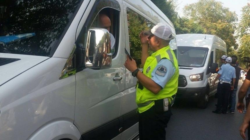 Okul &Ccedil;ıkışı Servislere Yapılan Denetimi &Ouml;ğrenciler Şaşkın Bakışlarla İzledi