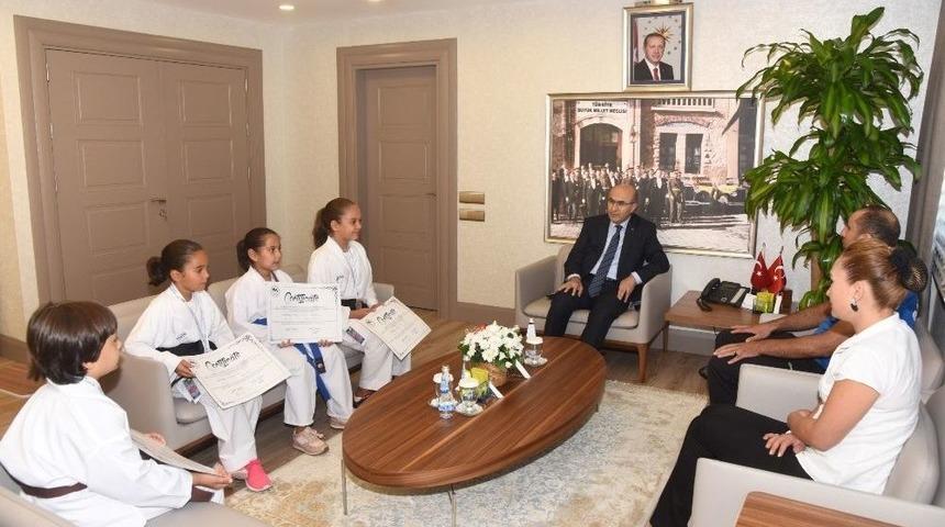 Karateciler Başarılarını Vali Demirtaş İle Paylaştı