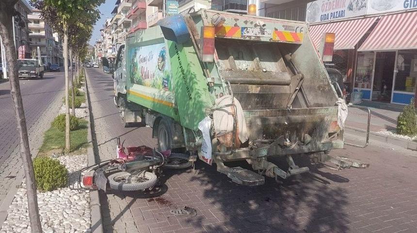 Motosiklet &Ccedil;&ouml;p Kamyonuna &Ccedil;arptı: 1 Yaralı