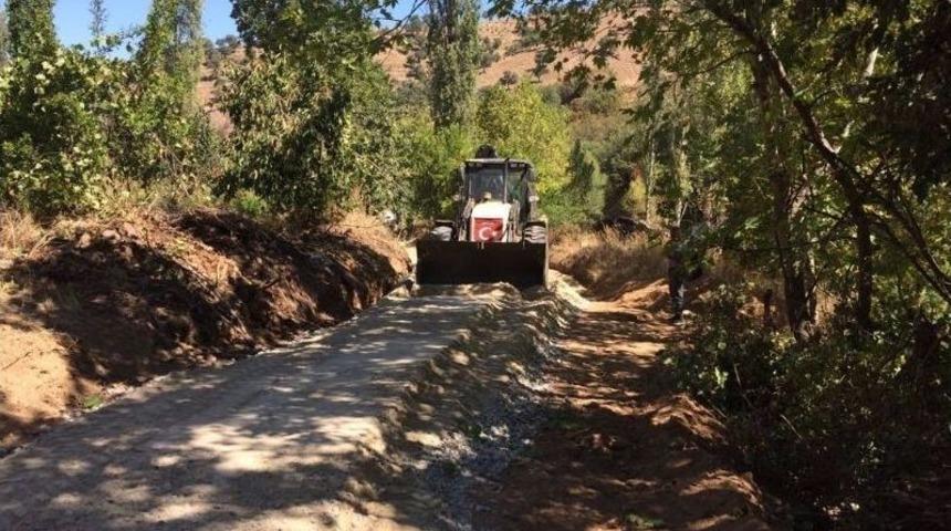 Alaşehir Kırsalındaki Bozuk Yollar Yapılıyor