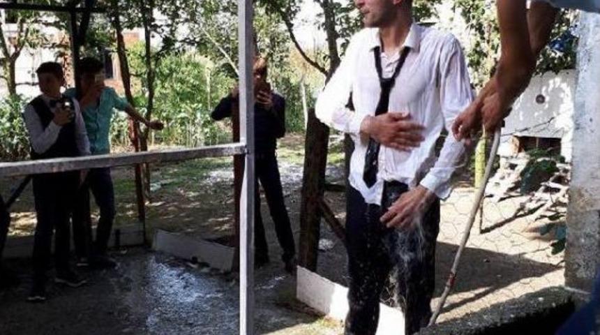 Damadın &Uuml;zerine Yoğurt, Sirke, Un D&ouml;k&uuml;p, Fır&ccedil;a Ile Yıkadılar