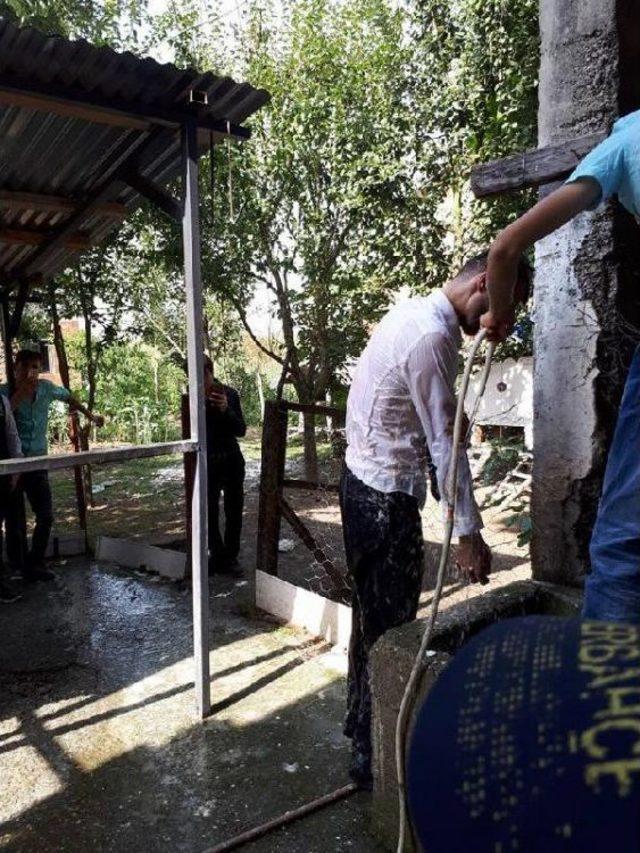 Damadın Üzerine Yoğurt, Sirke, Un Döküp, Fırça Ile Yıkadılar