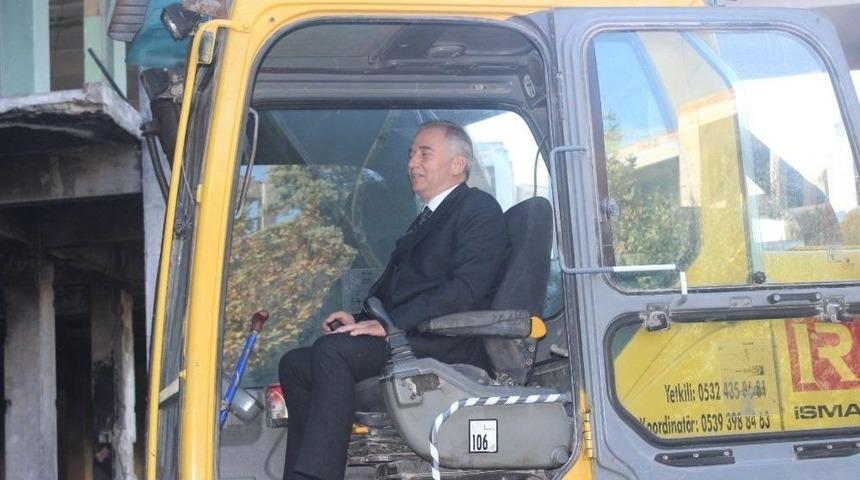 Tartışmalı &Uuml;&ccedil;gen &Ccedil;arşısının Yıkımı Başladı