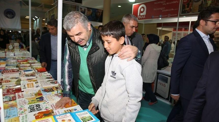 Yazar Yavuz Bahadıroğlu, &ldquo;şu Anda Kitap Fuarı&rsquo;nda Birincisiniz&rdquo;