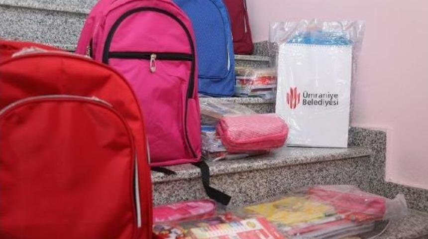 &Uuml;mraniye Belediyesi &Ouml;ğrencilere Kırtasiye Yardımı Yaptı