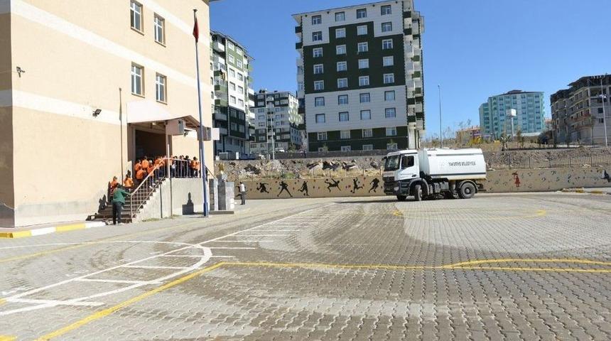 Okul Bahçelerinin Temizliği Yakutiye Belediyesi’nden