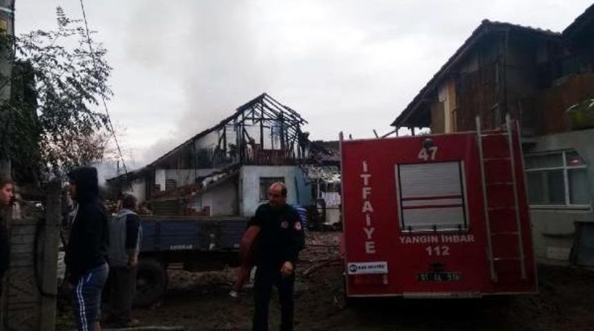 Düzce'de Tek Katlı Evin Çatısı Yandı