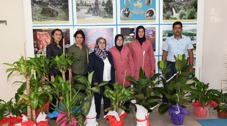 Vali Demir, &Ccedil;i&ccedil;eklerini Kyk&rsquo;ya Hediye Etti