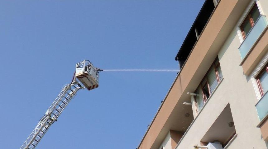 Binanın &Ccedil;atısı Alev Alev Yandı