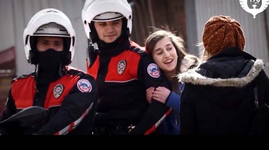 Bursa Polisinden &rsquo;kurtuluş&rsquo; Videosu