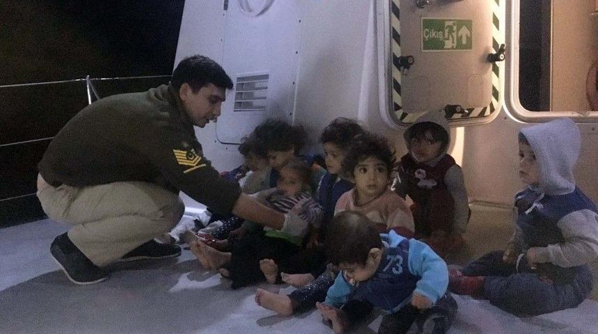 Sahil G&uuml;venlik Lastik Botla Denize A&ccedil;ılan 49 Suriyeliyi Kurtardı